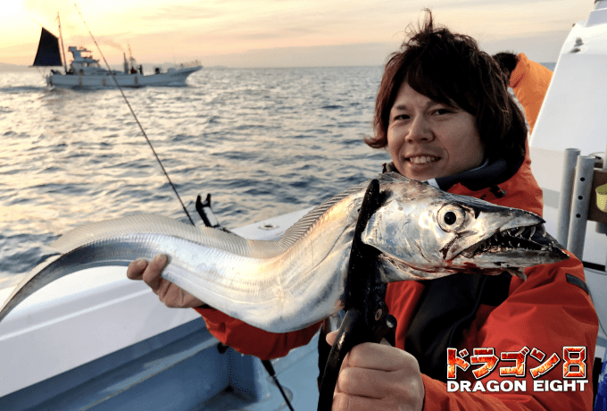 タチウオを釣り上げる様子