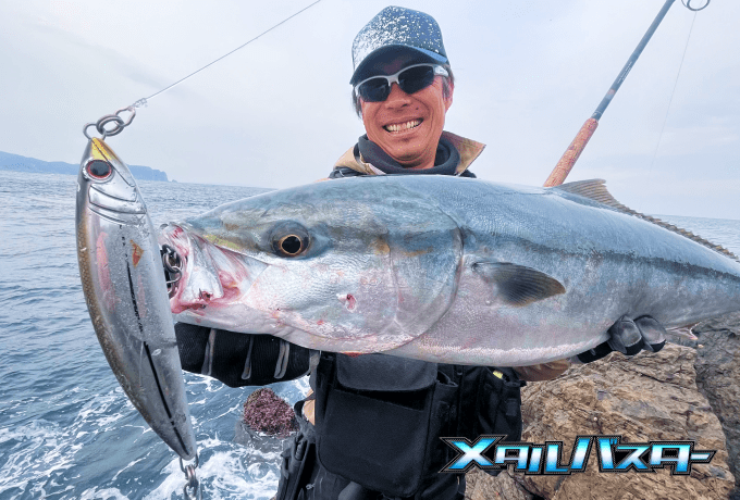 ヒラマサを釣り上げる様子